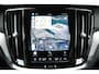 Volvo V60 2.0 B3 Plus Dark | Elektrisch Verstelbare Sportstoelen | Harman Kardon Geluidsinstallatie | Stoelverwarming | Elektrisch Inklapbare Trekhaak | Pilot Assist | Adaptieve Cruise Control