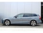 Volvo V60 2.0 B3 Plus Dark | Elektrisch Verstelbare Sportstoelen | Harman Kardon Geluidsinstallatie | Stoelverwarming | Elektrisch Inklapbare Trekhaak | Pilot Assist | Adaptieve Cruise Control