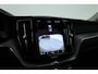 Volvo XC60 2.0 T6 Plug-in hybrid AWD Plus Dark | Pano-dak | Trekhaak | Adap. Cruise | 360 camera | Dodehoek (Blis)