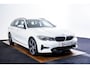 BMW 3-Serie Touring 320d Business Edition Plus Sport Line - Active Cruise Control - Sportstoelen - Hifi - Comfort Access - Active Guard Plus - Live Cockpit Professional - Active Guard Plus - Elektrisch verwarmde voorstoelen -