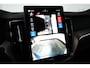 Volvo XC60 Plus Black Edition Recharge Plug-In Hybrid AWD | Luchtvering | HU-Display | Trekhaak | 360 Camera |