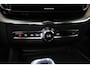 Volvo XC60 Plus Black Edition Recharge Plug-In Hybrid AWD | Luchtvering | HU-Display | Trekhaak | 360 Camera |