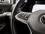 Volkswagen Golf 1.5 TSI Sport (APPLE CARPLAY, GROOT NAVI, 4 CILINDER, STUUR/STOELVERWARMING, PARKEERSENSOREN, SPORTSTOELEN, KEYLESS, GETINT GLAS, NIEUWSTAAT)