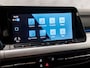 Volkswagen Golf 1.5 TSI Sport (APPLE CARPLAY, GROOT NAVI, 4 CILINDER, STUUR/STOELVERWARMING, PARKEERSENSOREN, SPORTSTOELEN, KEYLESS, GETINT GLAS, NIEUWSTAAT)