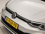 Volkswagen Golf 1.5 TSI Sport (APPLE CARPLAY, GROOT NAVI, 4 CILINDER, STUUR/STOELVERWARMING, PARKEERSENSOREN, SPORTSTOELEN, KEYLESS, GETINT GLAS, NIEUWSTAAT)