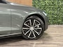 Volvo V60 T8 AWD Recharge Plus Dark | Trekhaak | Harman Kardon | Adaptieve Cruise Control | Stoelverwarming voor+achter | Stuurwielverwarming | 360 Camera | Pilot Assist | BLIS Dode Hoek Detectie | Elektrische voorstoelen geheugen | Lederen bekleding | Zitting verlenging voorstoelen | Lederen dashboard | Google Infotainment | Keyless Drive | Parkeersensoren voor+achter | Privacy Glass | Elektrisch bedienbare achterklep | DAB Radio | Apple Carplay/Android Auto | Volvo On Call met mobiele App functie | Forest Lake Metallic |