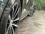 Volvo V60 T8 AWD Recharge Plus Dark | Trekhaak | Harman Kardon | Adaptieve Cruise Control | Stoelverwarming voor+achter | Stuurwielverwarming | 360 Camera | Pilot Assist | BLIS Dode Hoek Detectie | Elektrische voorstoelen geheugen | Lederen bekleding | Zitting verlenging voorstoelen | Lederen dashboard | Google Infotainment | Keyless Drive | Parkeersensoren voor+achter | Privacy Glass | Elektrisch bedienbare achterklep | DAB Radio | Apple Carplay/Android Auto | Volvo On Call met mobiele App functie | Forest Lake Metallic |