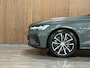 Volvo V60 T8 AWD Recharge Plus Dark | Trekhaak | Harman Kardon | Adaptieve Cruise Control | Stoelverwarming voor+achter | Stuurwielverwarming | 360 Camera | Pilot Assist | BLIS Dode Hoek Detectie | Elektrische voorstoelen geheugen | Lederen bekleding | Zitting verlenging voorstoelen | Lederen dashboard | Google Infotainment | Keyless Drive | Parkeersensoren voor+achter | Privacy Glass | Elektrisch bedienbare achterklep | DAB Radio | Apple Carplay/Android Auto | Volvo On Call met mobiele App functie | Forest Lake Metallic |
