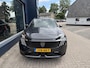 Peugeot E-3008 Launch Edition 325 PK Dual Motor 73 kWh | 8 Jaar Garantie | Nieuw Auto | Volledig Lederen Bekleding | Focal Audio | Panoramisch Schuifdak | LED Matrix Verlichting | Navigatie | 20" Lichtmetalen Velgen | 360 Graden Camera | Dode Hoek Detectie | Adaptieve Cruise Control | Stoelverwarming + Massage + Ventilatie | Hoge Zitpositie |