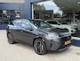 Peugeot E-3008 Launch Edition 325 PK Dual Motor 73 kWh | 8 Jaar Garantie | Nieuw Auto | Volledig Lederen Bekleding | Focal Audio | Panoramisch Schuifdak | LED Matrix Verlichting | Navigatie | 20" Lichtmetalen Velgen | 360 Graden Camera | Dode Hoek Detectie | Adaptieve Cruise Control | Stoelverwarming + Massage + Ventilatie | Hoge Zitpositie |