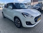 Suzuki Swift 1.2 Stijl Smart Hybrid | Trekhaak | Stoelverwarming | Climate Control | Camera | Lichtmetalen Velgen | Winterset |