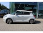 Suzuki Swift 1.2 Stijl Smart Hybrid | Trekhaak | Adaptive Cruise Control | Stoelverwarming | Climate Control | Camera | Lichtmetalen Velgen | Winterset |