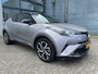 Toyota C-HR / C-HR+ 1.8 Hybrid 122pk Automaat Bi-Tone Plus | JBL Audio | Stoel/Stuurverwarming | Blindspot | Navi | Afneembare Trekhaak | Parkeercamera | LED |