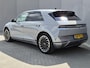 Hyundai Ioniq 5 Lounge 77.4 kWh / SOH 100% / Fabrieksgarantie tot 12-2027 / Dealer onderhouden / Trekhaak afneembaar / CCS snelladen / Warmtepomp / Head Up Display / Rondomzicht camera / Trekgewicht 1600 kg / Stuur- Stoel & Achterbank verwarming / Elektrische achterklep /