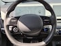 Hyundai Ioniq 5 Lounge 77.4 kWh / SOH 100% / Fabrieksgarantie tot 12-2027 / Dealer onderhouden / Trekhaak afneembaar / CCS snelladen / Warmtepomp / Head Up Display / Rondomzicht camera / Trekgewicht 1600 kg / Stuur- Stoel & Achterbank verwarming / Elektrische achterklep /