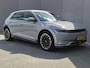Hyundai Ioniq 5 Lounge 77.4 kWh / SOH 100% / Fabrieksgarantie tot 12-2027 / Dealer onderhouden / Trekhaak afneembaar / CCS snelladen / Warmtepomp / Head Up Display / Rondomzicht camera / Trekgewicht 1600 kg / Stuur- Stoel & Achterbank verwarming / Elektrische achterklep /