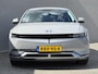 Hyundai Ioniq 5 Lounge 77.4 kWh / SOH 100% / Fabrieksgarantie tot 12-2027 / Dealer onderhouden / Trekhaak afneembaar / CCS snelladen / Warmtepomp / Head Up Display / Rondomzicht camera / Trekgewicht 1600 kg / Stuur- Stoel & Achterbank verwarming / Elektrische achterklep /