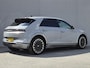 Hyundai Ioniq 5 Lounge 77.4 kWh / SOH 100% / Fabrieksgarantie tot 12-2027 / Dealer onderhouden / Trekhaak afneembaar / CCS snelladen / Warmtepomp / Head Up Display / Rondomzicht camera / Trekgewicht 1600 kg / Stuur- Stoel & Achterbank verwarming / Elektrische achterklep /