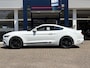 Ford Mustang Fastback 2.3 EcoBoost / 317 PK / Automaat / Race-Striping / Borla Performance sport-uitlaat / Vol-lederen stoelen mét verwarming en koeling / Keyless entry / Schakelflippers stuurwiel / Xenon lampen / Dynamische knipperlichten achter / Climate Control / Cruise Control / Bluetooth Tel + Media / Stuurwielbediening / Shaker Audiosysteem / Achteruitrij-camera + PDC achter / ETC.