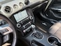 Ford Mustang Fastback 2.3 EcoBoost / 317 PK / Automaat / Race-Striping / Borla Performance sport-uitlaat / Vol-lederen stoelen mét verwarming en koeling / Keyless entry / Schakelflippers stuurwiel / Xenon lampen / Dynamische knipperlichten achter / Climate Control / Cruise Control / Bluetooth Tel + Media / Stuurwielbediening / Shaker Audiosysteem / Achteruitrij-camera + PDC achter / ETC.