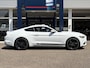 Ford Mustang Fastback 2.3 EcoBoost / 317 PK / Automaat / Race-Striping / Borla Performance sport-uitlaat / Vol-lederen stoelen mét verwarming en koeling / Keyless entry / Schakelflippers stuurwiel / Xenon lampen / Dynamische knipperlichten achter / Climate Control / Cruise Control / Bluetooth Tel + Media / Stuurwielbediening / Shaker Audiosysteem / Achteruitrij-camera + PDC achter / ETC.