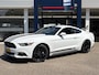 Ford Mustang Fastback 2.3 EcoBoost / 317 PK / Automaat / Race-Striping / Borla Performance sport-uitlaat / Vol-lederen stoelen mét verwarming en koeling / Keyless entry / Schakelflippers stuurwiel / Xenon lampen / Dynamische knipperlichten achter / Climate Control / Cruise Control / Bluetooth Tel + Media / Stuurwielbediening / Shaker Audiosysteem / Achteruitrij-camera + PDC achter / ETC.