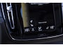 Volvo XC40 T5 262PK Automaat Plug-in hybrid Ultimate Dark / Adaptive cruise control / Trekhaak / Elektrische stoelen / Harman Kardon audio / Pilot assist / BLIS / Stoel en stuur verwarming / Elektrische achterklep / Parkeersensoren met 360 camera