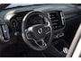 Volvo XC40 T5 262PK Automaat Plug-in hybrid Ultimate Dark / Adaptive cruise control / Trekhaak / Elektrische stoelen / Harman Kardon audio / Pilot assist / BLIS / Stoel en stuur verwarming / Elektrische achterklep / Parkeersensoren met 360 camera