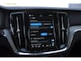 Volvo V60 B4 211PK Automaat Plus Dark / Trekhaak / Panoramadak / Keyless entry / Elektrische achterklep / Stoel - en stuurwielverwarming / BLIS / Adaptieve cruise control / Parkeersensoren met camera