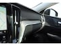 Volvo V60 B4 211PK Automaat Plus Dark / Trekhaak / Panoramadak / Keyless entry / Elektrische achterklep / Stoel - en stuurwielverwarming / BLIS / Adaptieve cruise control / Parkeersensoren met camera