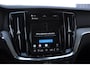 Volvo V60 B4 211PK Automaat Plus Dark / Trekhaak / Panoramadak / Keyless entry / Elektrische achterklep / Stoel - en stuurwielverwarming / BLIS / Adaptieve cruise control / Parkeersensoren met camera
