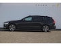 Volvo V60 B4 211PK Automaat Plus Dark / Trekhaak / Panoramadak / Keyless entry / Elektrische achterklep / Stoel - en stuurwielverwarming / BLIS / Adaptieve cruise control / Parkeersensoren met camera