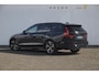 Volvo V60 B4 211PK Automaat Plus Dark / Trekhaak / Panoramadak / Keyless entry / Elektrische achterklep / Stoel - en stuurwielverwarming / BLIS / Adaptieve cruise control / Parkeersensoren met camera