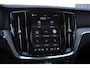 Volvo V60 B4 211PK Automaat Plus Dark / Trekhaak / Panoramadak / Keyless entry / Elektrische achterklep / Stoel - en stuurwielverwarming / BLIS / Adaptieve cruise control / Parkeersensoren met camera