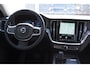 Volvo V60 B4 211PK Automaat Plus Dark / Trekhaak / Panoramadak / Keyless entry / Elektrische achterklep / Stoel - en stuurwielverwarming / BLIS / Adaptieve cruise control / Parkeersensoren met camera