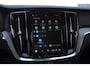 Volvo V60 B4 211PK Automaat Plus Dark / Trekhaak / Panoramadak / Keyless entry / Elektrische achterklep / Stoel - en stuurwielverwarming / BLIS / Adaptieve cruise control / Parkeersensoren met camera