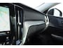 Volvo V60 B4 211PK Automaat Plus Dark / Trekhaak / Panoramadak / Keyless entry / Elektrische achterklep / Stoel - en stuurwielverwarming / BLIS / Adaptieve cruise control / Parkeersensoren met camera