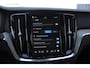 Volvo V60 B4 211PK Automaat Plus Dark / Trekhaak / Panoramadak / Keyless entry / Elektrische achterklep / Stoel - en stuurwielverwarming / BLIS / Adaptieve cruise control / Parkeersensoren met camera