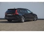 Volvo V60 B4 211PK Automaat Plus Dark / Trekhaak / Panoramadak / Keyless entry / Elektrische achterklep / Stoel - en stuurwielverwarming / BLIS / Adaptieve cruise control / Parkeersensoren met camera
