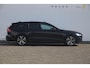 Volvo V60 B4 211PK Automaat Plus Dark / Trekhaak / Panoramadak / Keyless entry / Elektrische achterklep / Stoel - en stuurwielverwarming / BLIS / Adaptieve cruise control / Parkeersensoren met camera