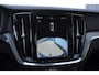 Volvo V60 B4 211PK Automaat Plus Dark / Trekhaak / Panoramadak / Keyless entry / Elektrische achterklep / Stoel - en stuurwielverwarming / BLIS / Adaptieve cruise control / Parkeersensoren met camera