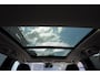 Volvo V60 B4 211PK Automaat Plus Dark / Trekhaak / Panoramadak / Keyless entry / Elektrische achterklep / Stoel - en stuurwielverwarming / BLIS / Adaptieve cruise control / Parkeersensoren met camera