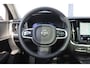 Volvo V60 B4 211PK Automaat Plus Dark / Trekhaak / Panoramadak / Keyless entry / Elektrische achterklep / Stoel - en stuurwielverwarming / BLIS / Adaptieve cruise control / Parkeersensoren met camera