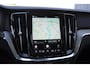 Volvo V60 B4 211PK Automaat Plus Dark / Trekhaak / Panoramadak / Keyless entry / Elektrische achterklep / Stoel - en stuurwielverwarming / BLIS / Adaptieve cruise control / Parkeersensoren met camera