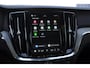 Volvo V60 B4 211PK Automaat Plus Dark / Trekhaak / Panoramadak / Keyless entry / Elektrische achterklep / Stoel - en stuurwielverwarming / BLIS / Adaptieve cruise control / Parkeersensoren met camera