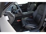 Volvo V60 B4 211PK Automaat Plus Dark / Trekhaak / Panoramadak / Keyless entry / Elektrische achterklep / Stoel - en stuurwielverwarming / BLIS / Adaptieve cruise control / Parkeersensoren met camera