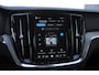 Volvo V60 B4 211PK Automaat Plus Dark / Trekhaak / Panoramadak / Keyless entry / Elektrische achterklep / Stoel - en stuurwielverwarming / BLIS / Adaptieve cruise control / Parkeersensoren met camera
