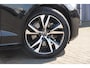 Volvo V60 B4 211PK Automaat Plus Dark / Trekhaak / Panoramadak / Keyless entry / Elektrische achterklep / Stoel - en stuurwielverwarming / BLIS / Adaptieve cruise control / Parkeersensoren met camera