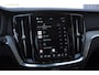 Volvo V60 B4 211PK Automaat Plus Dark / Trekhaak / Panoramadak / Keyless entry / Elektrische achterklep / Stoel - en stuurwielverwarming / BLIS / Adaptieve cruise control / Parkeersensoren met camera