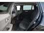 Volvo V60 B4 211PK Automaat Plus Dark / Trekhaak / Panoramadak / Keyless entry / Elektrische achterklep / Stoel - en stuurwielverwarming / BLIS / Adaptieve cruise control / Parkeersensoren met camera